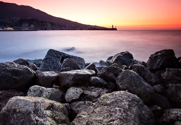 Схід сонця на кам'янистий пляж — стокове фото