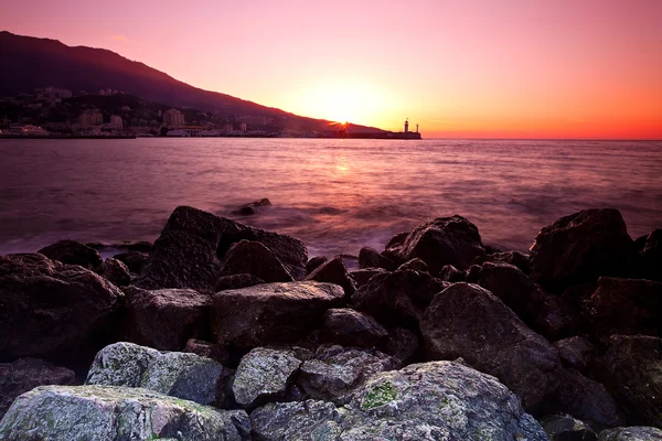 Sunrise on the rocky coast — Stock Photo, Image
