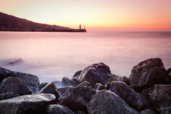 Twilight tijd op een rotsachtige kust — Stok fotoğraf