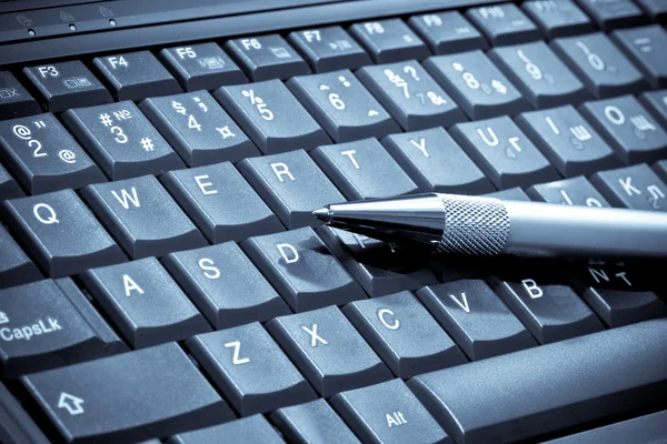 Pen på tangentbordet — Stockfoto