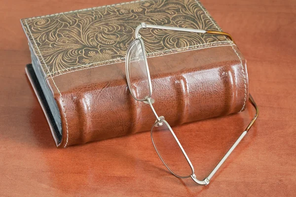 Occhiali e vecchio libro — Foto Stock