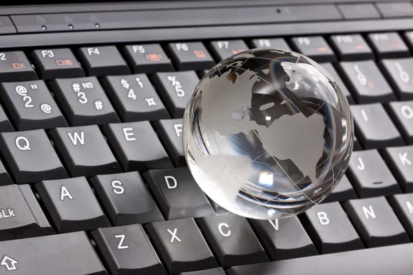 Globe sur clavier d'ordinateur portable — Photo