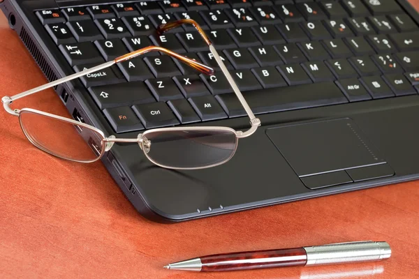 Laptop, brýle a pero — Stock fotografie