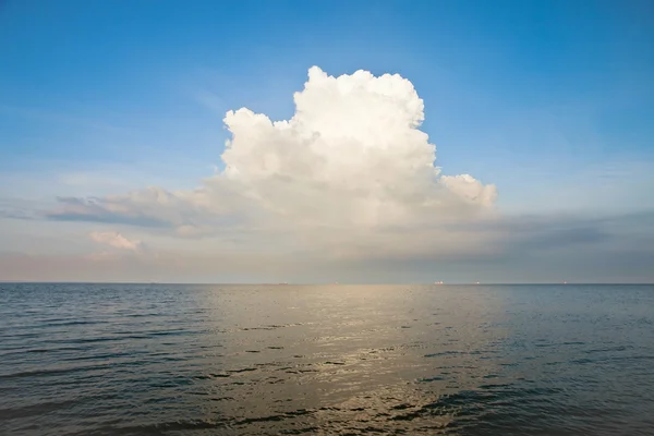 Nuvola sull'oceano — Foto Stock