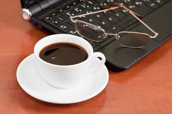 Σημειωματάριο, γυαλιά και φλιτζάνι καφέ — Φωτογραφία Αρχείου
