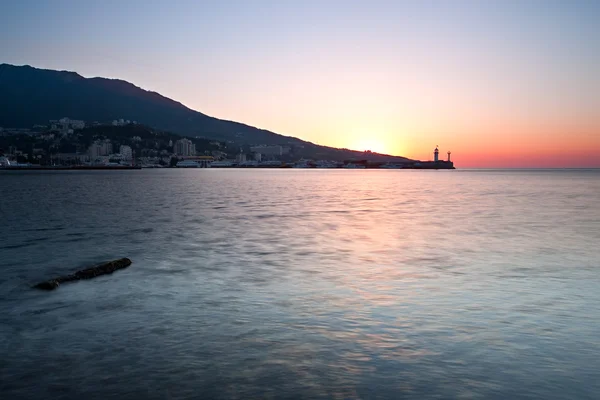 Salida del sol sobre la costa del mar negro — Foto de Stock