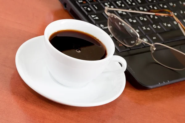 Σημειωματάριο, γυαλιά και φλιτζάνι καφέ — Φωτογραφία Αρχείου