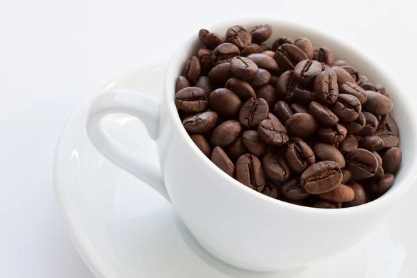 Κόκκοι καφέ σε ένα φλιτζάνι — Φωτογραφία Αρχείου