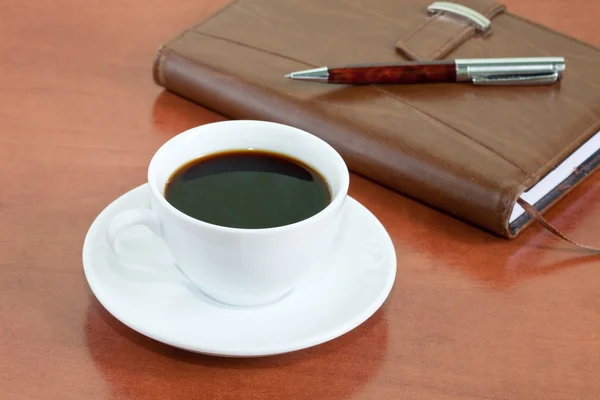 Opmerking, pen en koffie — Stockfoto