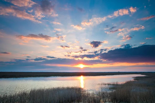 Gölün kenarında gün batımı — Stok fotoğraf