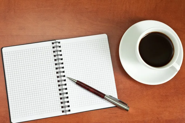 Koffiekopje, spiraal notebook en pen — Stockfoto