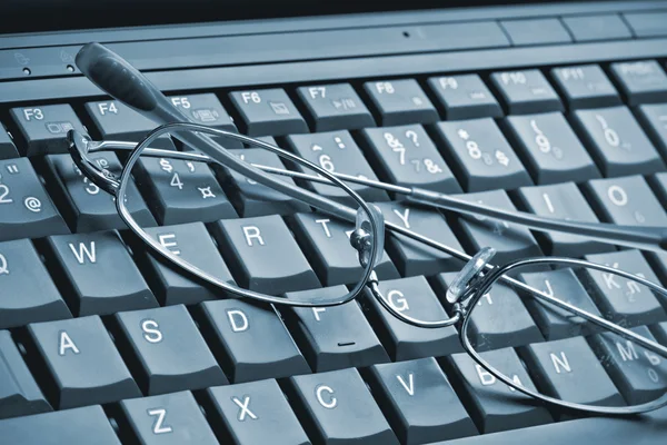 Laptop tangentbord och glasögon — Stockfoto