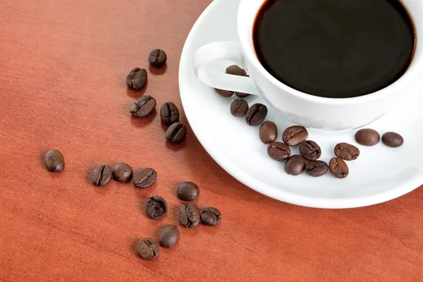 Kaffeetasse mit Bohnen — Stockfoto