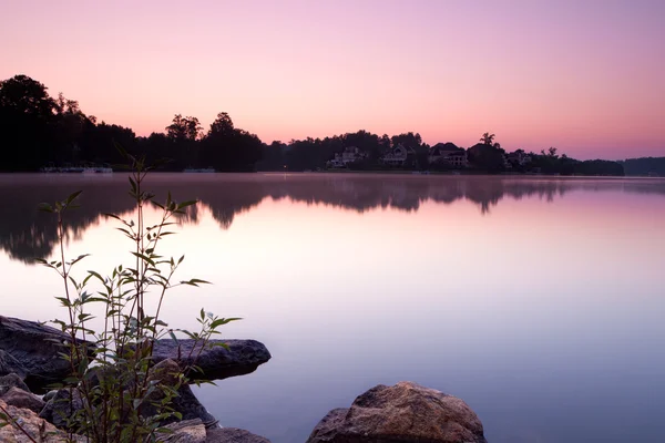Озеро и дома на восходе солнца — стоковое фото