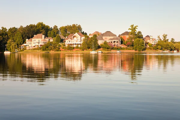 Lake en huis op zonsondergang — Stockfoto