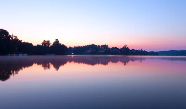 Puslu sabah göl — Stok fotoğraf