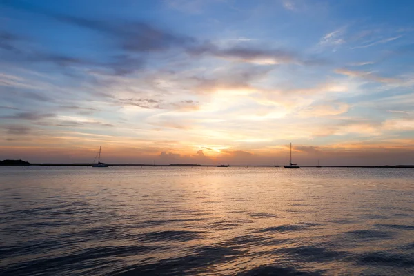 Sailing boat silhouette over sunset sky — Stock Photo, Image