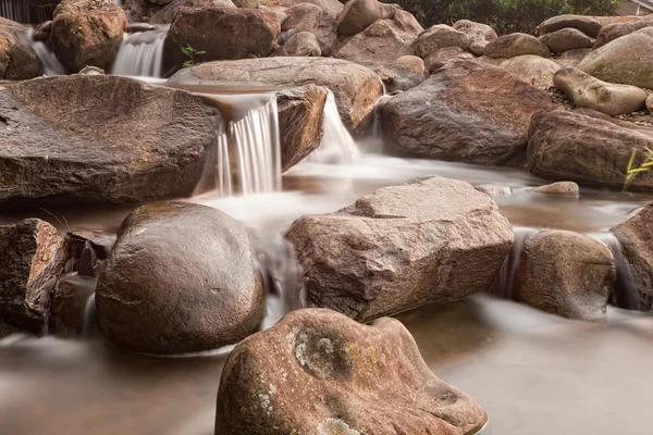 Pequeña cascada en un arroyo de montaña —  Fotos de Stock