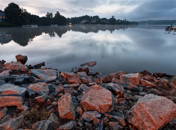 Um lago calmo — Fotografia de Stock