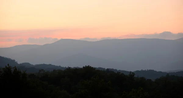 Schöner Sonnenuntergang in rauchigen Bergen — Stockfoto