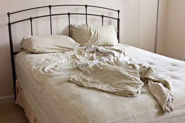 凌乱的床 — 图库照片
