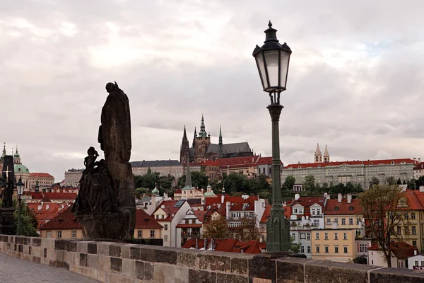 Praga vista com Charles Bridge — Fotografia de Stock