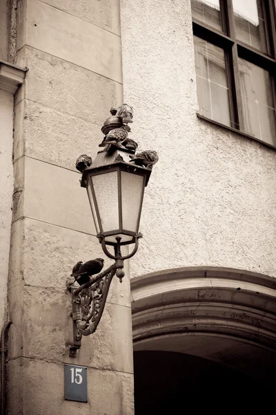 Image de style rétro de lampadaire avec colombes — Photo