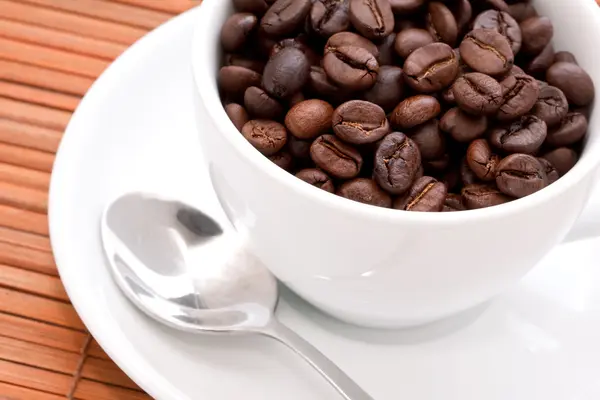 콩이 들어 있는 하얀 커피 잔 — 스톡 사진