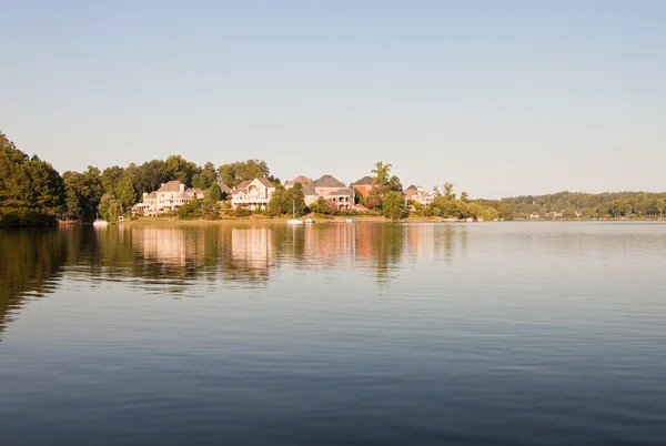 Роскошные дома на озере — стоковое фото