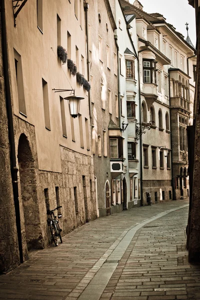 Retro-stijl foto van typische Europese oude stad straat — Stockfoto
