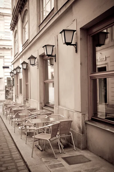 Tables et chaises dans un café — Photo