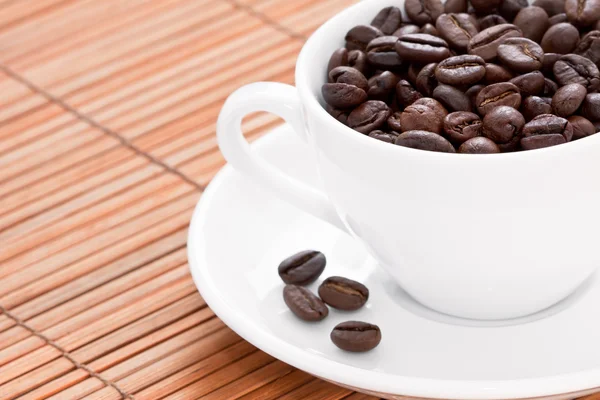 Xícara branca de grãos de café — Fotografia de Stock