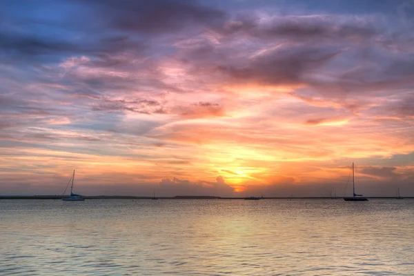 Yachts dans l'océan au coucher du soleil — Photo