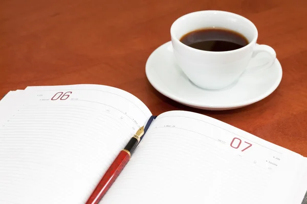 Šálek kávy, Poznámkový blok a pero — Stock fotografie