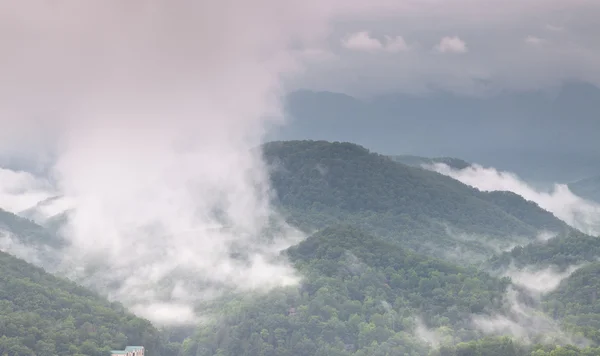Tidig morgon dimma och moln berg dal landskap — Stockfoto