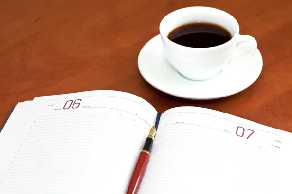 Kávé-kupa, a notebook és a toll — Stock Fotó
