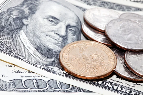 ドルの背景にコイン — ストック写真