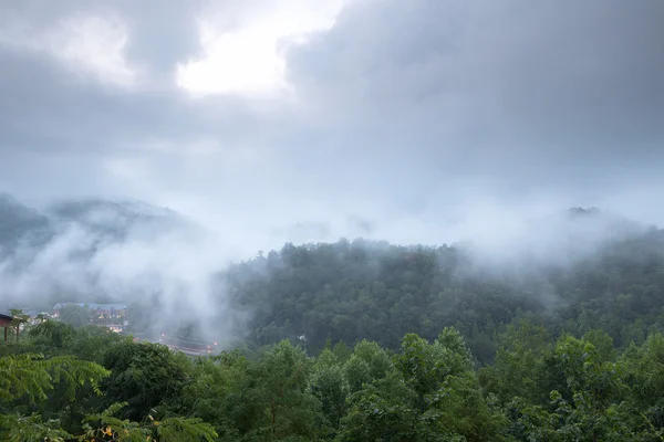 Kora reggel köd, és felhő hegy völgyében fekvő — Stock Fotó