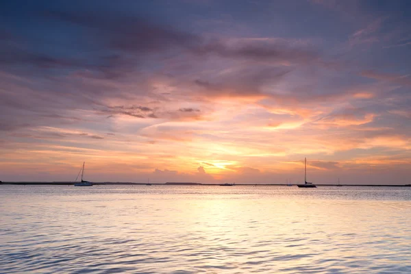 Jachty v moři při západu slunce — Stock fotografie