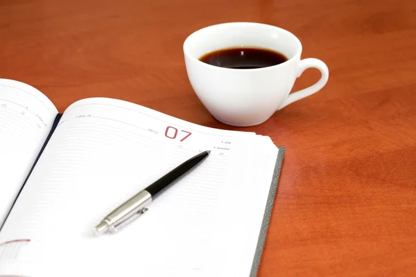 コーヒー カップ、ノートとペン — ストック写真