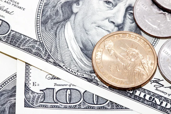 Münzen auf Dollar-Hintergrund — Stockfoto