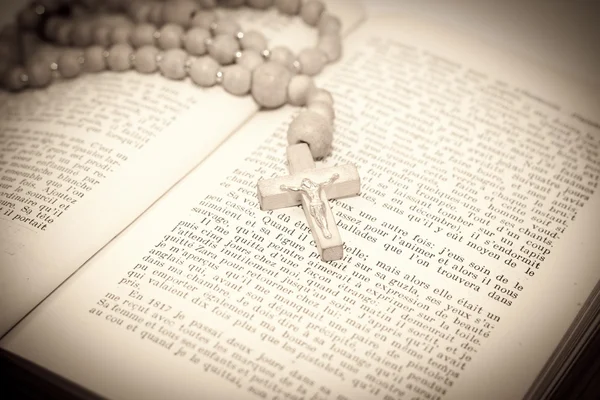 Bíblia com cruz — Fotografia de Stock