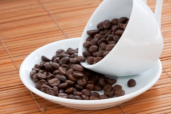 Copo branco com grãos de café — Fotografia de Stock