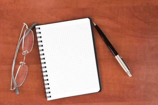 Gözlük, kalem ile not etmek — Stok fotoğraf