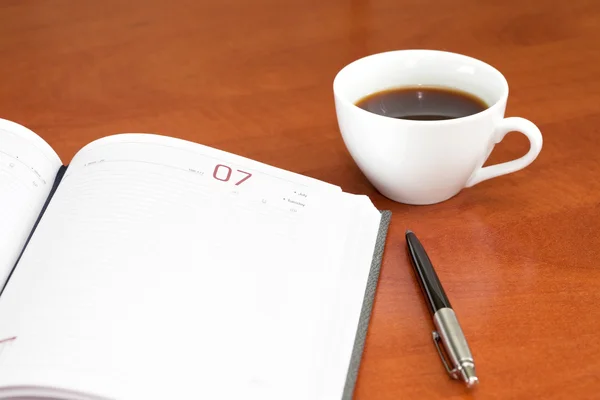 Φλιτζάνι καφέ, σημειωματάριο και στυλό — Φωτογραφία Αρχείου