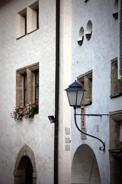 Lampa uliczna na ścianie — Zdjęcie stockowe