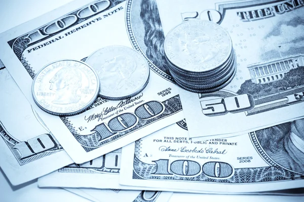 Mynt på dollar bakgrund — Stockfoto
