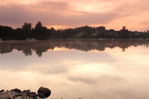 Озеро с облачным небом — стоковое фото