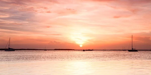 Segelboot-Silhouette über dem Himmel bei Sonnenuntergang — Stockfoto