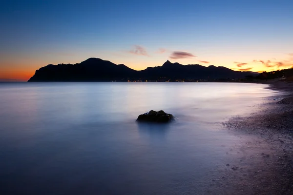 Θάλασσα και το βράχο στο ηλιοβασίλεμα — Φωτογραφία Αρχείου